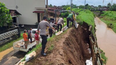 Kapolsek Margoyoso dan Warga Bersatu Perbaiki Tanggul Sungai Pasca Banjir