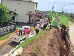 Banjir Melanda, Kapolsek Margoyoso Turun Langsung Pimpin Perbaikan Tanggul