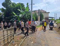 Cegah Banjir, Polisi dan Warga Kerja Bakti Perbaiki Tanggul Sungai Jebol di Margoyoso Pati