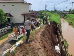 Antisipasi Banjir, Polisi dan Warga Kerja Bakti Perbaiki Tanggul Sungai Jebol di Margoyoso Pati