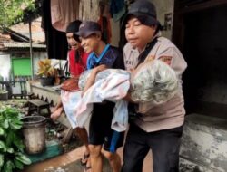 Aksi Heroik Petugas Polisi dan TNI Evakuasi Lansia Sakit yang Terjebak Banjir di Juwana Pati
