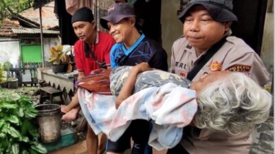 Cerita Evakuasi Lansia: Rohaidah (82) Diselamatkan dari Banjir di Doropayung
