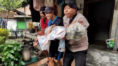 Aksi Heroik, TNI-Polri Evakuasi Lansia Sakit yang Terjebak Banjir di Juwana Pati