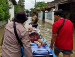 TNI-Polisi Evakuasi Lansia Sakit yang Terjebak Banjir di Juwana Pati