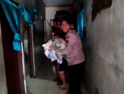 Terjebak Banjir, TNI-Polisi Evakuasi Lansia Sakit di Juwana Pati