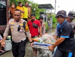 Petugas Gabungan Evakuasi Lansia Sakit yang Terjebak Banjir di Juwana Pati
