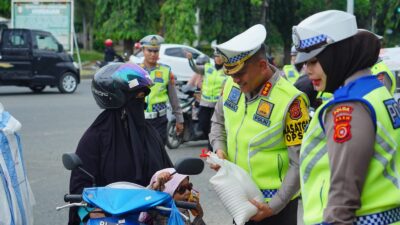 100 Takjil Dibagikan Polantas Aceh Setiap Hari Selama Ramadhan,