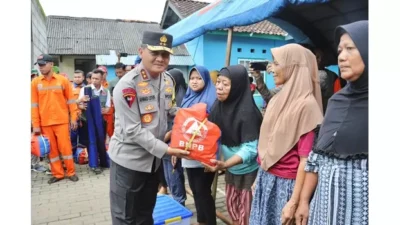 Kapolda Jateng dan Pangdam Beri Bantuan Warga Terdampak Banjir di Jepara