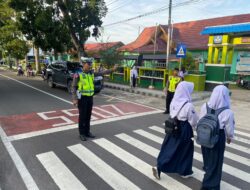 Jaga Keselamatan Siswa yang Menyeberang Jalan oleh Polisi Lalulintas