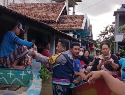 Dampak Banjir di Juwana: Bantuan Nasi Bungkus Sambut Harapan Warga untuk Kembali Beraktivitas Normal