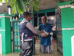 Perahu sebagai Sarana Distribusi: Bantuan Nasi Bungkus Sampai ke Tangan Warga Terdampak Banjir