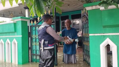 Perahu sebagai Sarana Distribusi: Bantuan Nasi Bungkus Sampai ke Tangan Warga Terdampak Banjir