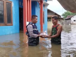 Aksi Sosial, TNI-Polri dan Komunitas Warga Bagikan Nasi Gratis ke Korban Banjir di Juwana Pati