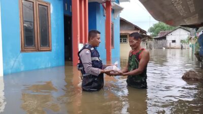 TNI-Polri dan Komunitas Warga Bagikan Nasi Gratis ke Korban Banjir di Juwana Pati