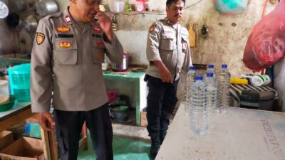 Puluhan Botol Miras Berbagai Merk Diamankan dalam Operasi Polisi