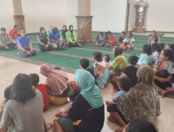 Tim Trauma Healing Polrestabes Semarang Hibur Anak-Anak Pengungsi Banjir Genuk