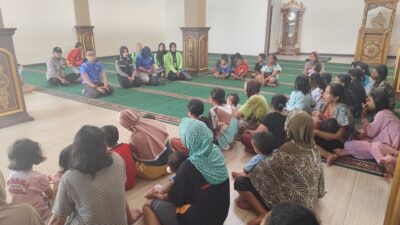 Polrestabes Semarang Kirim Tim Trauma Healing Pada Anak-Anak Pengungsi Banjir Genuk