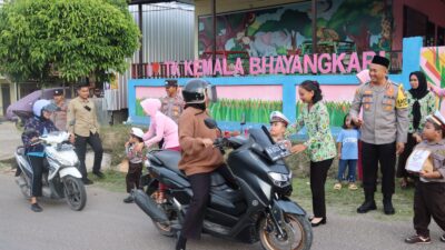 Para Murid TK Kemala Bhayangkari Polres Lamandau Bagikan Takjil Jelang Buka Puasa