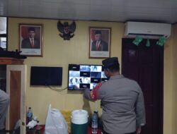 Perwira Pengendali Piket Siaga Polres Sukamara Memantau Keamanan Sekitar Mako Melalui CCTV