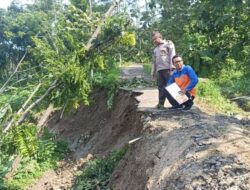 Akibat Tanah Longsor Akses Antardesa di Batang Terputus