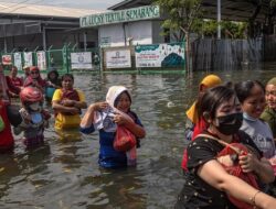 Polda Jateng Kirimkan Personel Bantu Korban Banjir dan Longsor