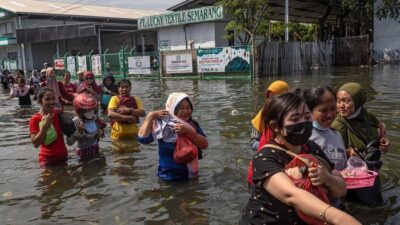Polda Jateng Kirimkan Personel Bantu Korban Banjir dan Longsor