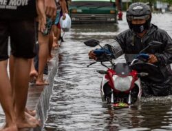 Jalur pantura Kaligawe Semarang dilanda banjir
