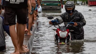 Pantura Kaligawe Semarang Banjir: Motor Mogok, Lalulintas Tersendat