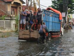 Motor Mogok Akibat Kudus-Purwodadi Masih Banjir, Pekerja Diangkut Truk