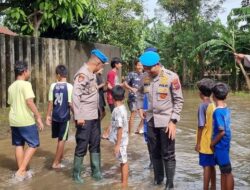 Bidpropam Polda Jateng Ikut Turun Bantu Warga Jepara yang Kebanjiran
