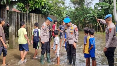 Bidpropam Polda Jateng Ikut Turun Bantu Warga Jepara yang Kebanjiran