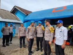 Puluhan personel Polres Jepara bantu dapur umum korban banjir