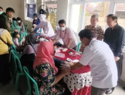 Warga Trimulyo Semarang Serbu Posko Pelayanan Kesehatan Pasca Banjir Surut