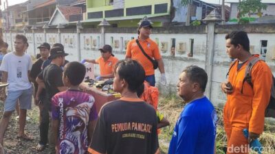 Abaikan Peringatan, Pemotor di Semarang Tertabrak Kereta, Anaknya Tewas