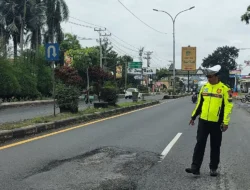Tandai Jalan Berlubang, Polres Batang Antisipasi Kecelakaan