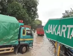 Jalan Pantura Kendal Terendam Banjir, Jalur Lalu Lintas Macet Panjang