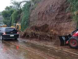 3 Jam Akses Menuju Dieng Wonosobo Macet, Longsoran Material Tebing 10 Meter Tutupi Badan Jalan