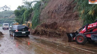 Tebing 10 Meter Longsor di Wonosobo, Lalulintas Macet 3 Jam Beruntung Tak Ada Korban Jiwa