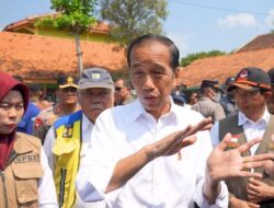 Potret Jokowi Temui Korban Terdampak Banjir Demak