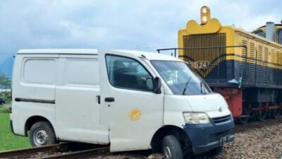Mobil Berisi 5 Penumpang Tertabrak Kereta Wisata di Ambarawa Semarang