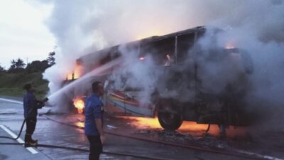 Warga mulai bersih-bersih pascabanjir di Bus Rosalia Indah Ludes Terbakar di Tol Semarang-Solo Wilayah Boyolali