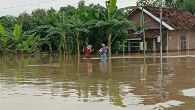 Banjir di Sragen Merendam Permukiman di 2 Kecamatan, Kedalaman Mencapai Dada