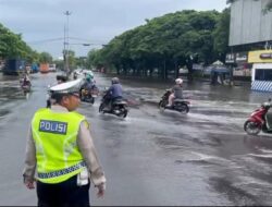 Jalan Puri Anjasmoro Arah Bandara Semarang Banjir, Lalin Dialihkan