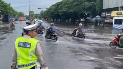 Jalan Puri Anjasmoro Arah Menuju Bandara Semarang Banjir, Lalin Dialihkan