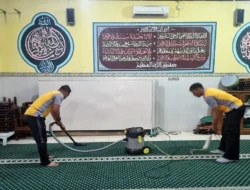 Sambut Ramadhan, Polres Sukoharjo Bantu Bersihkan Masjid