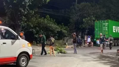 Pemotor Bonceng 2 Terserempet Trailer, Setelah Terjatuh Diseruduk Tronton, 3 Remaja Semarang Tewas