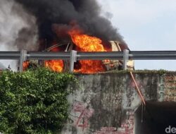 Mobil Mendadak Terbakar di Atas Underpass Santren Tol Boyolali