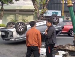 Sopir Mengantuk, Mobil Menabrak Median Jalan Pemuda Klaten hingga Terbalik