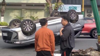 Mobil Rombongan Mahasiswa Asal Ponorogo Terbalik di Jalan Pemuda Klaten, Begini Kondisinya