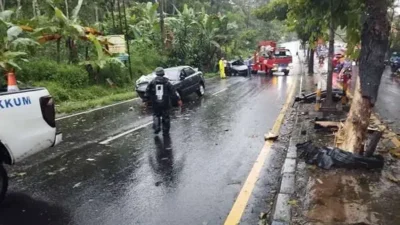 Akibat Hujan Deras, Dua Mobil Selip dan Terguling di JlS Salatiga